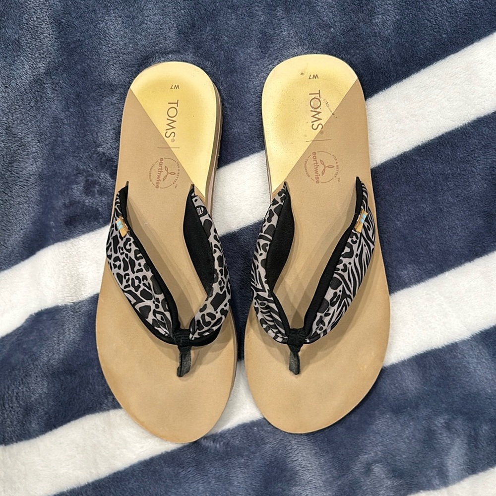 TOMS SIZE 7 flip flop like new only wore a couple times